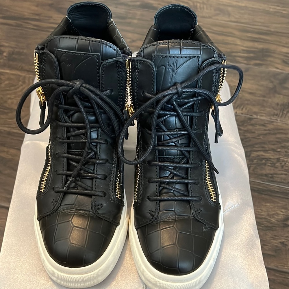 Giuseppe Zanotti - 35/5 (used) fit W 6us